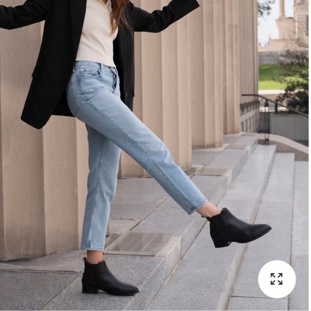 NISOLO Eva Everyday Chelsea Boot. Size 10.